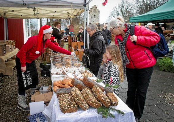 Julemarked for de kræsne med kirken i baggrunden