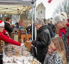 Julemarked for de kræsne med kirken i baggrunden